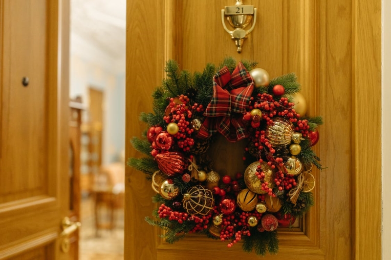 Όμορφες ιδέες χριστουγεννιάτικης διακόσμησης για την είσοδο του σπιτιού σας